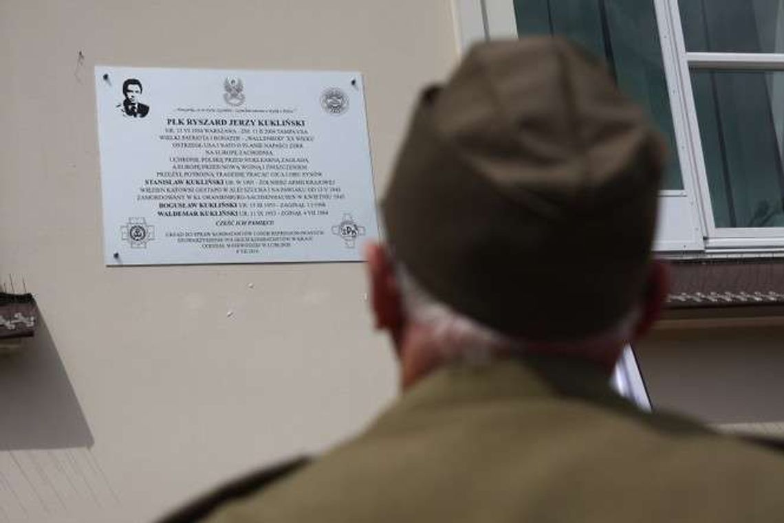 Tablica poświęcona Ryszardowi Kuklińskiemu odsłonięta w Lublinie Tablica poświęcona Ryszardowi Kuklińskiemu odsłonięta w Lublinie