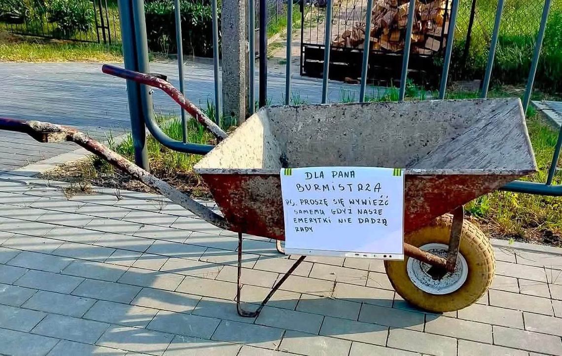 Taczka pełna obietnic i burmistrz czekający na szubienicę. W Krasnymstawie wrze! Taczka burmistrz Krasnystaw