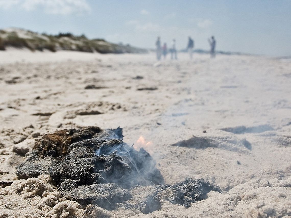 Tajemnicza substancja skaziła plażę nad Bałtykiem (zdjęcia, wideo)