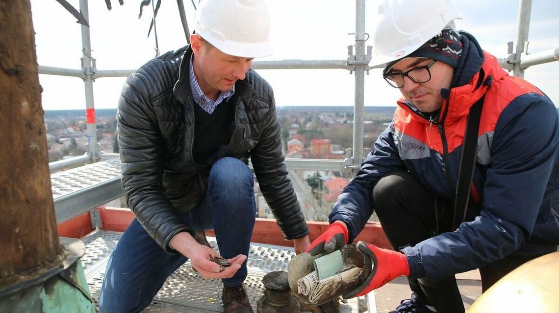 Tajemnicze znalezisko na kościelnej wieży. To wiadomości do następnych pokoleń