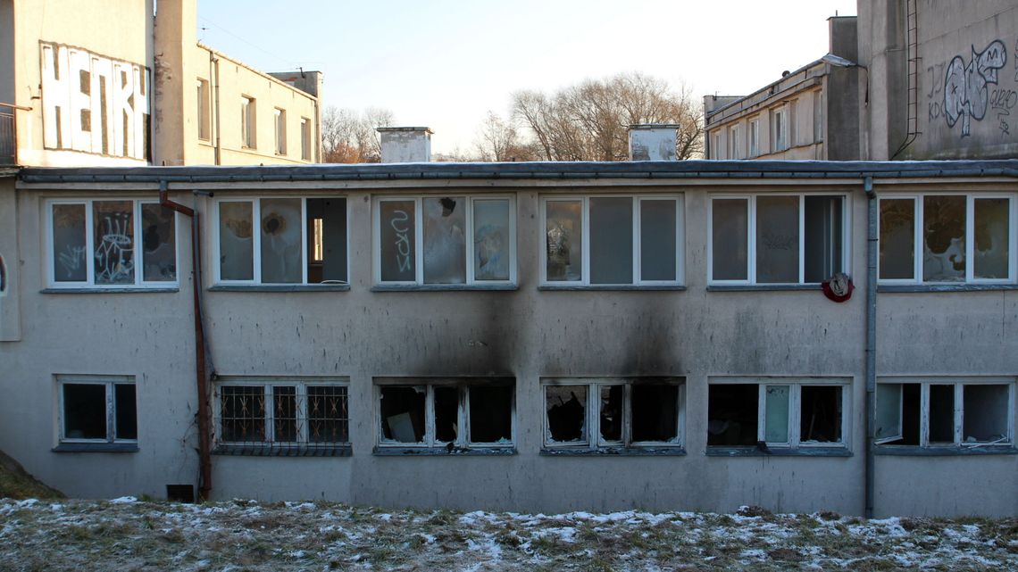 Tajemniczy pożar w Puławach. W byłym hotelu znaleziono butelkę po koktajlu Mołotowa