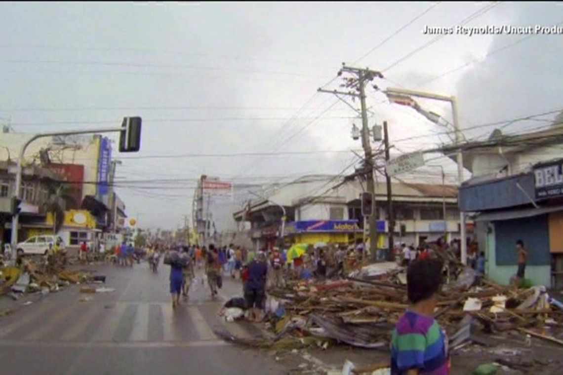 Tajfun na Filipinach. Zginęło co najmniej 10 tys. osób (wideo)