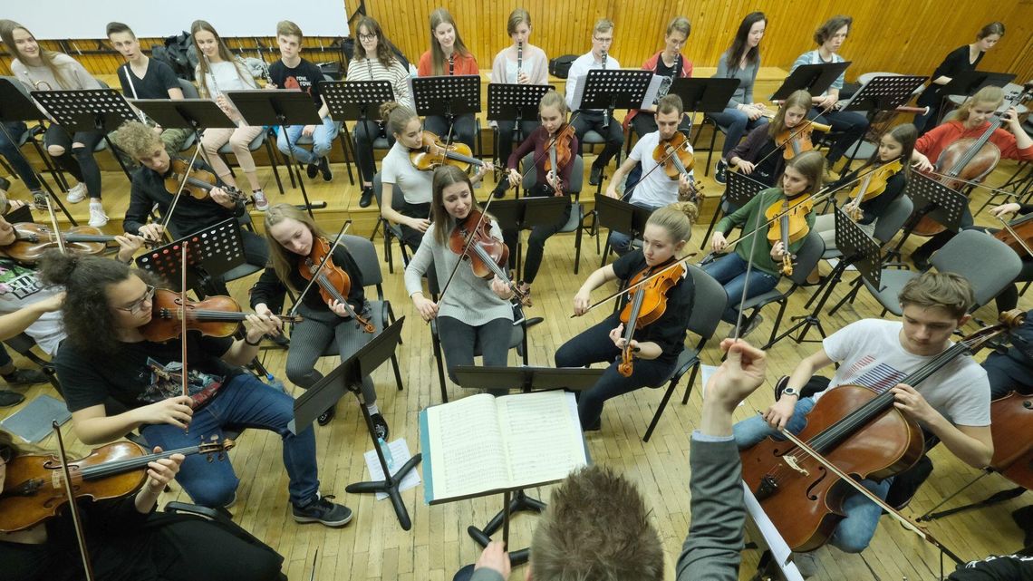 Tak brzmi młodość! Młodzieżowa Orkiestra Symfoniczna Filharmonii Lubelskiej szykuje się do koncertu Tak brzmi młodość! Młodzieżowa Orkiestra Symfoniczna Filharmonii Lubelskiej szykuje się do koncertu