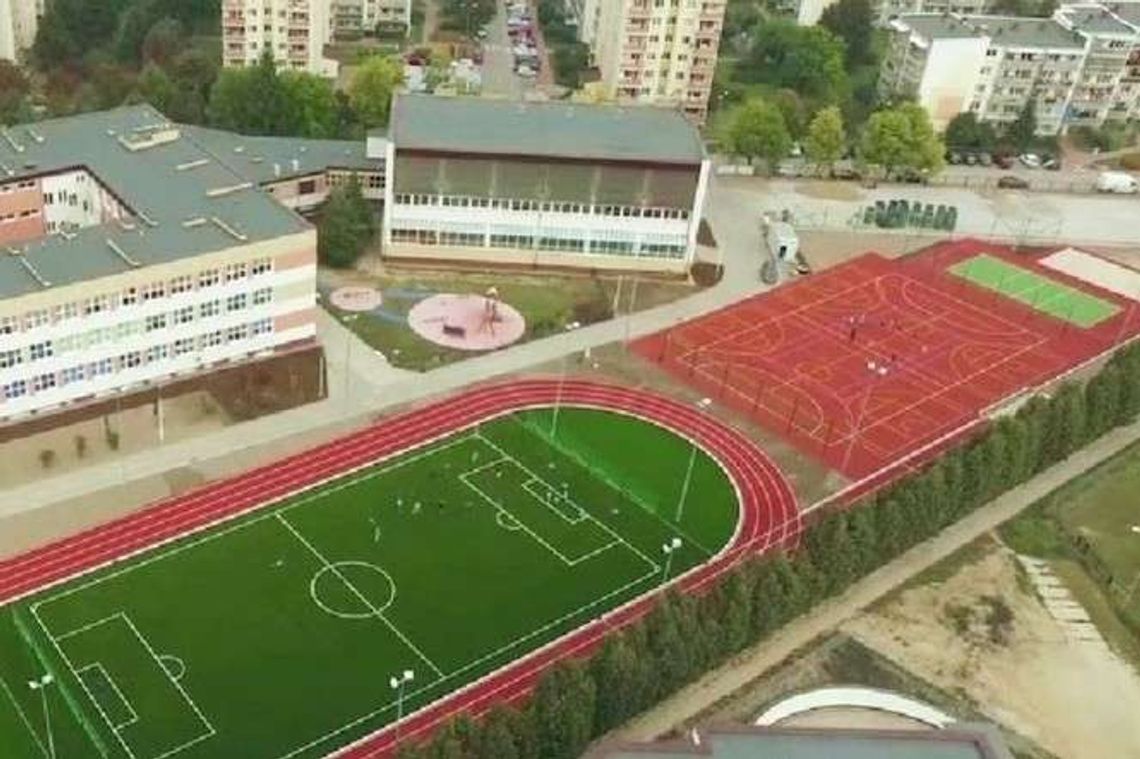 "Tak dużego i funkcjonalnego obiektu jeszcze nie widziałem". Nowe boiska w Puławach otwarte