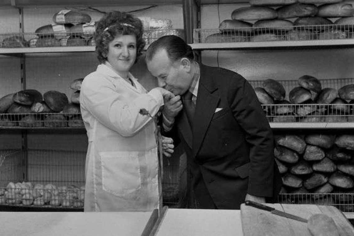 Tak Dzień Kobiet obchodzono w PRL. Jakie były najpopularniejsze prezenty? [zdjęcia]