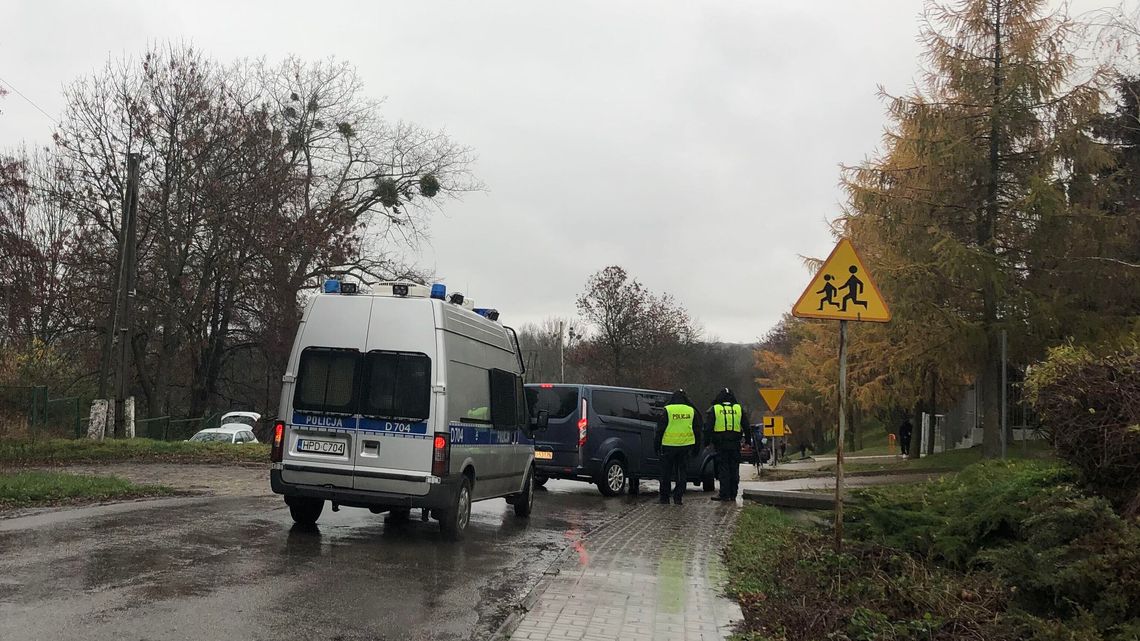 Tak dziś wygląda Przewodów. Wszędzie policja, wójt wprowadza żałobę na terenie gminy