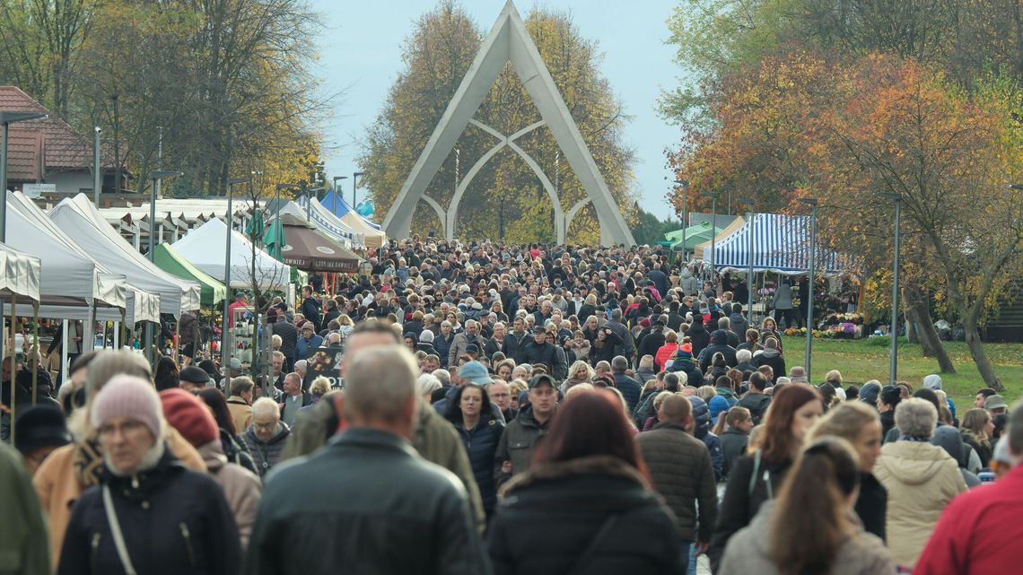 Tak jest zawsze 1 listopada. Prawdziwe tłumy na największym lubelskim cmentarzu Tak jest zawsze 1 listopada. Prawdziwe tłumy na największym lubelskim cmentarzu