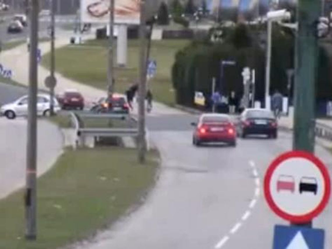 Tak kończą się uliczne wyścigi - ledwo ominął pieszego (wideo)