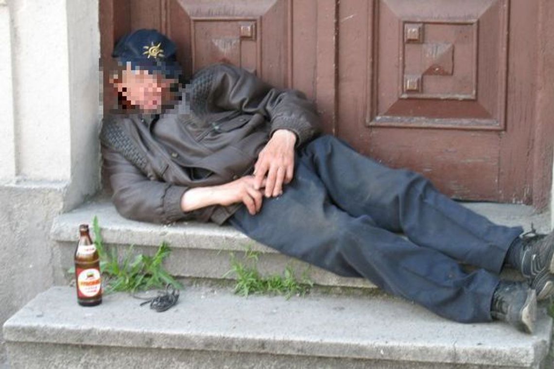 Tak Lublin wita gości: Ludzie śpią na ulicy przed dworcem PKP Tak Lublin wita gości: Ludzie śpią na ulicy przed dworcem PKP