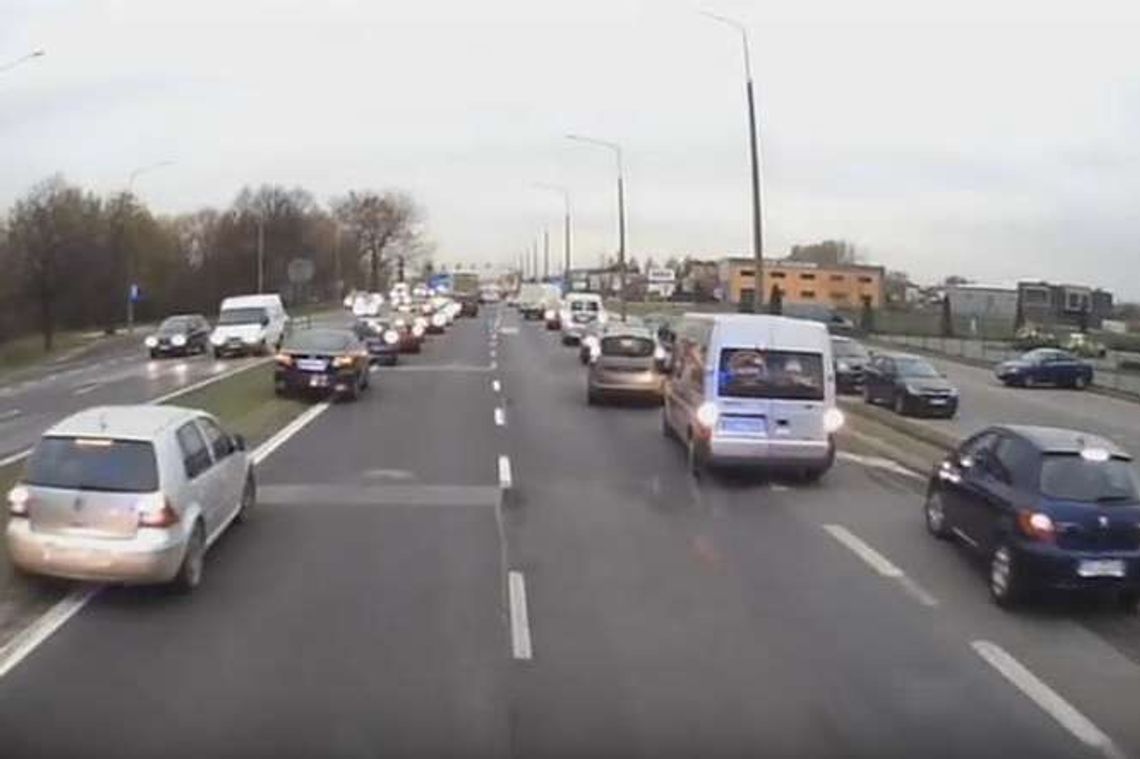 Tak powinni się zachowywać wszyscy kierowcy [wideo]