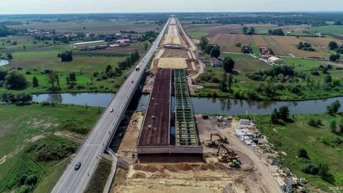 Tak powstają 33 km drogi ekspresowej: Budowa S17 w woj. lubelskim. Najnowsze zdjęcia z drona
