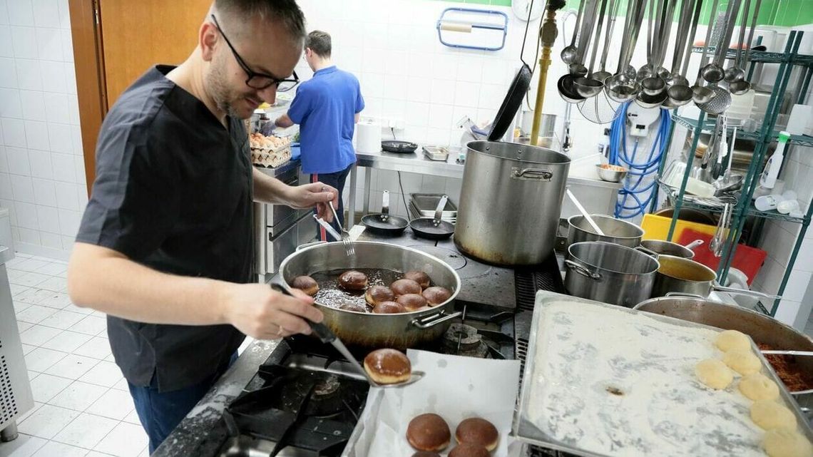Tak powstają pączki babci Koziołkowej. W tłusty czwartek sprawdzamy to w hotelu Wieniawski. Zdjęcia