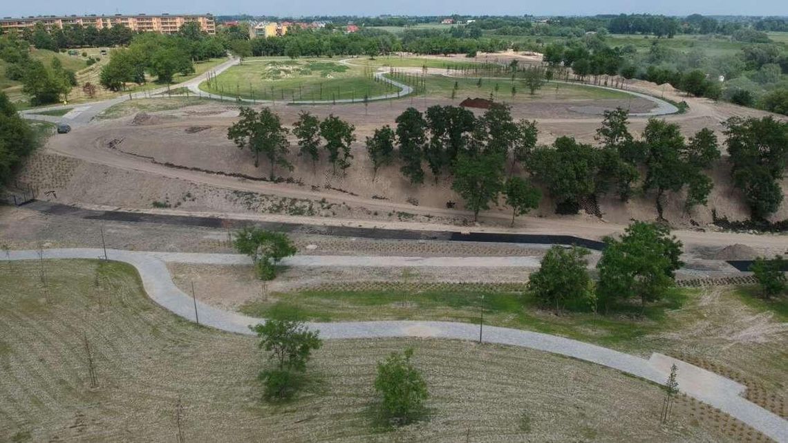 Tak powstaje park przy ul. Zawilcowej. Urządzanie może się przedłużyć [wideo z drona]