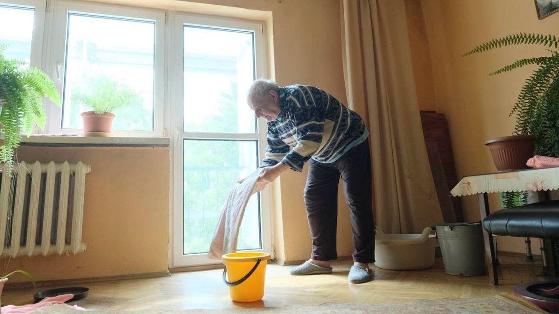 Tak remontują dach, że po deszczu lokatorzy bloku na LSM mają zalane mieszkania