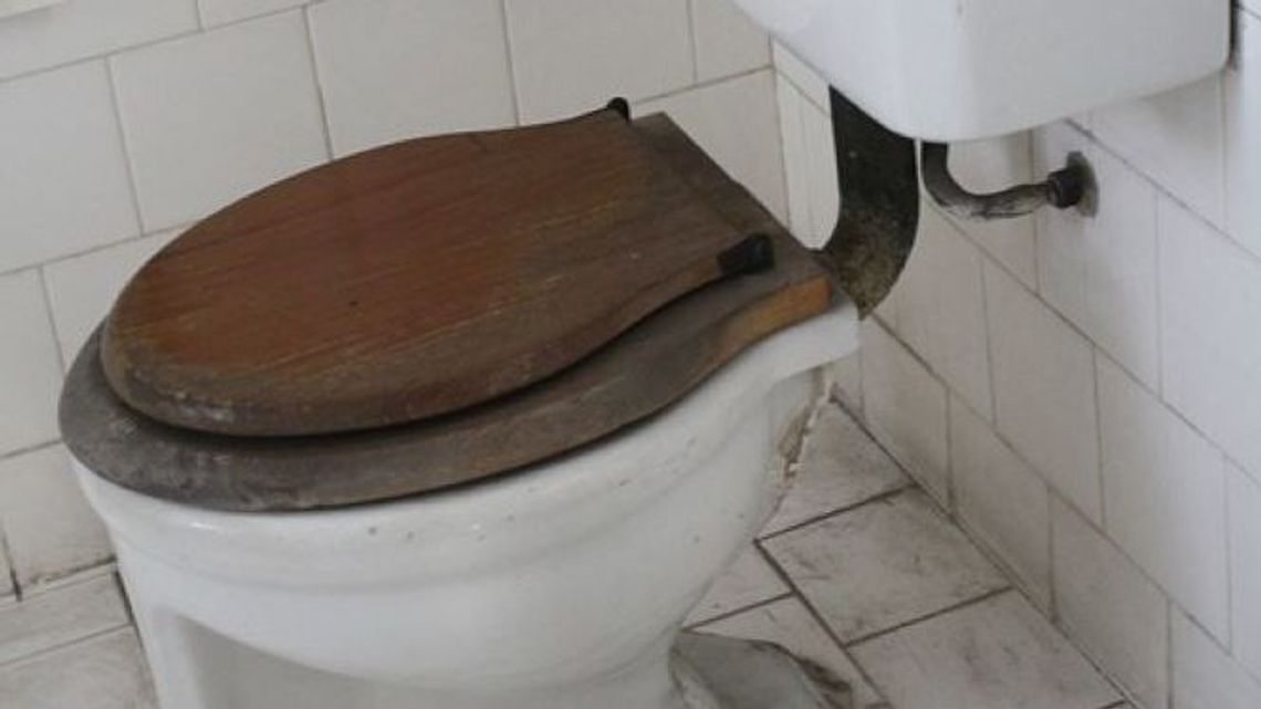 Tak się bawią w Hrubieszowie. Sedesy zamiast ławki