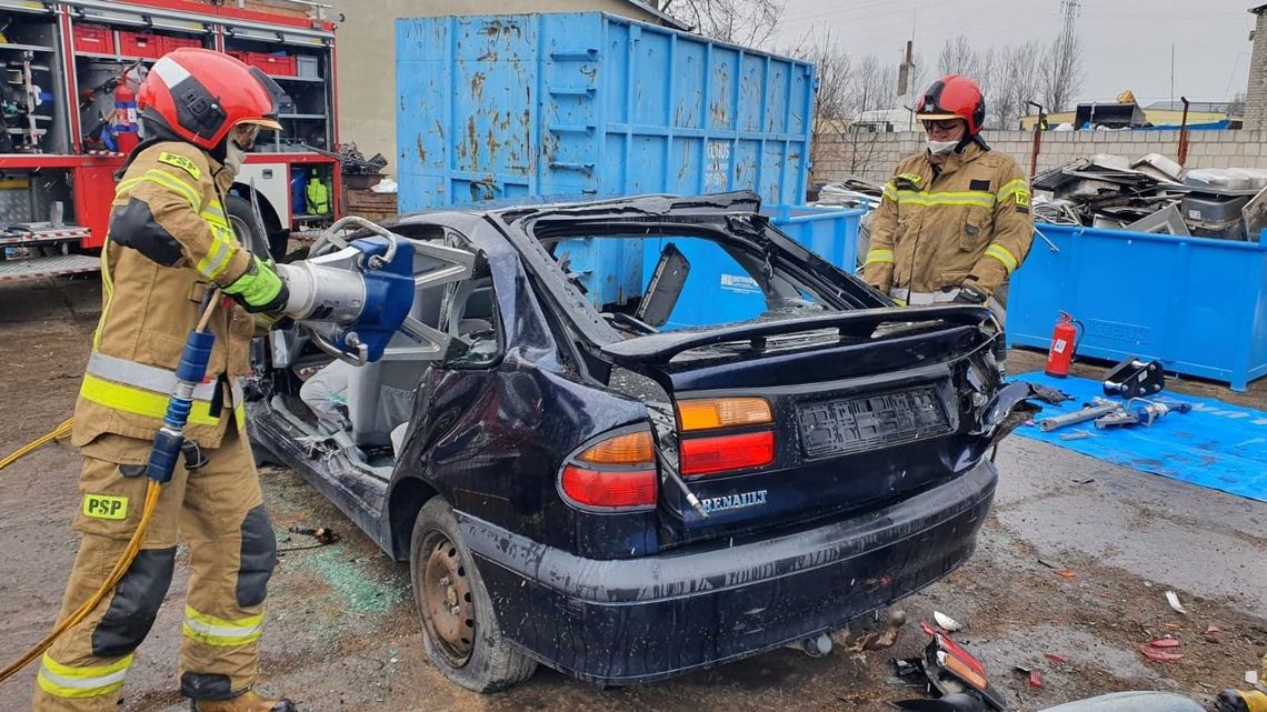 Tak się rozcina renault. Ćwiczenie na lubelskim złomowisku