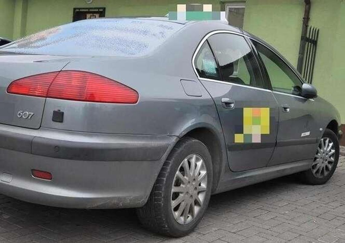 Tak się zdenerwował na taksówkarza, że zniszczył drzwi taksówki