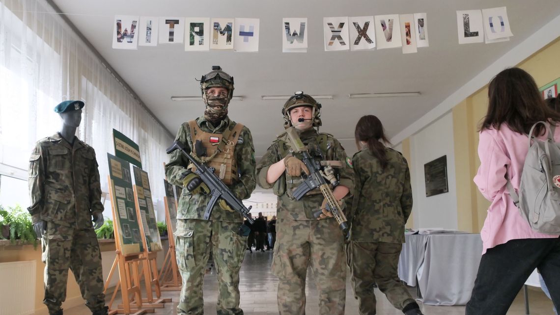Tak witają w XXVII LO w Lublinie. Rozkładanie broni i inne sposoby na kuszenie uczniów