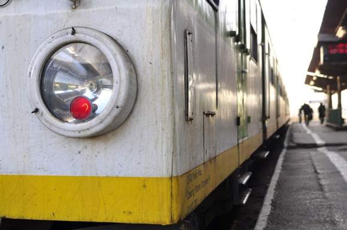  Tak wożą pasażerów Koleje Mazowieckie. -15 i otwarte drzwi (wideo)