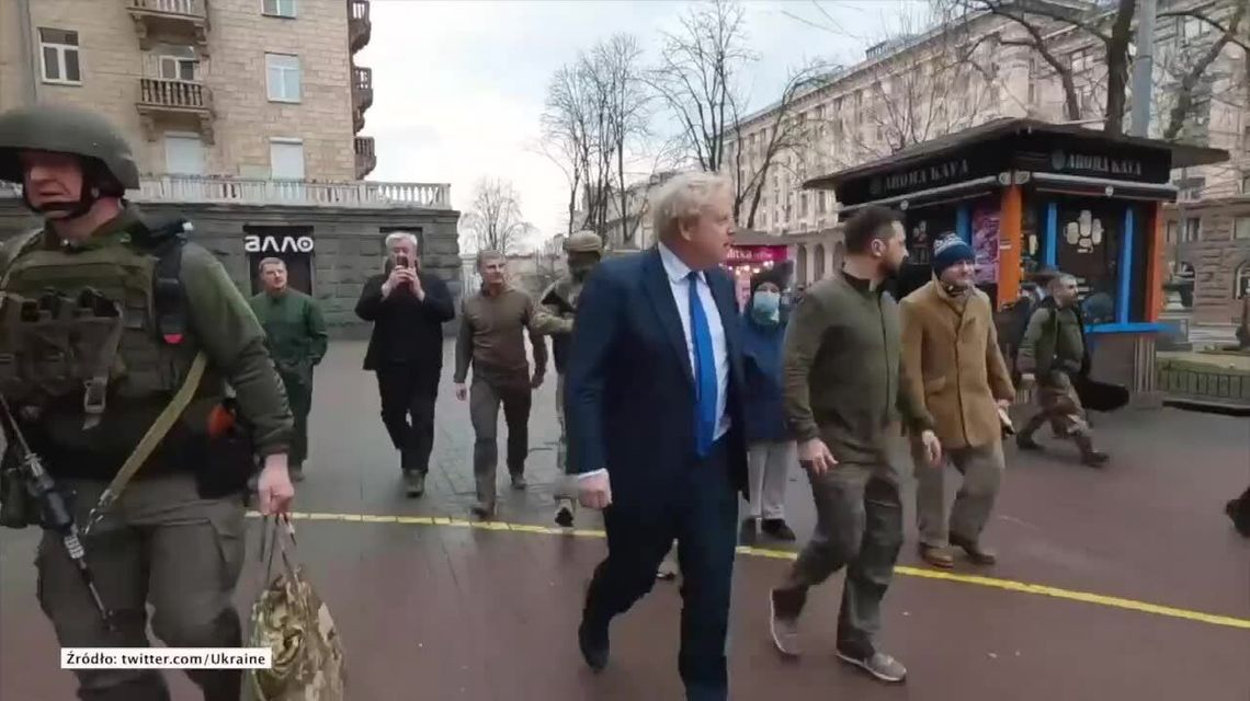 "Tak wygląda demokracja. Tak wygląda odwaga". Spacer Johnsona i Zełenskiego ulicami Kijowa
