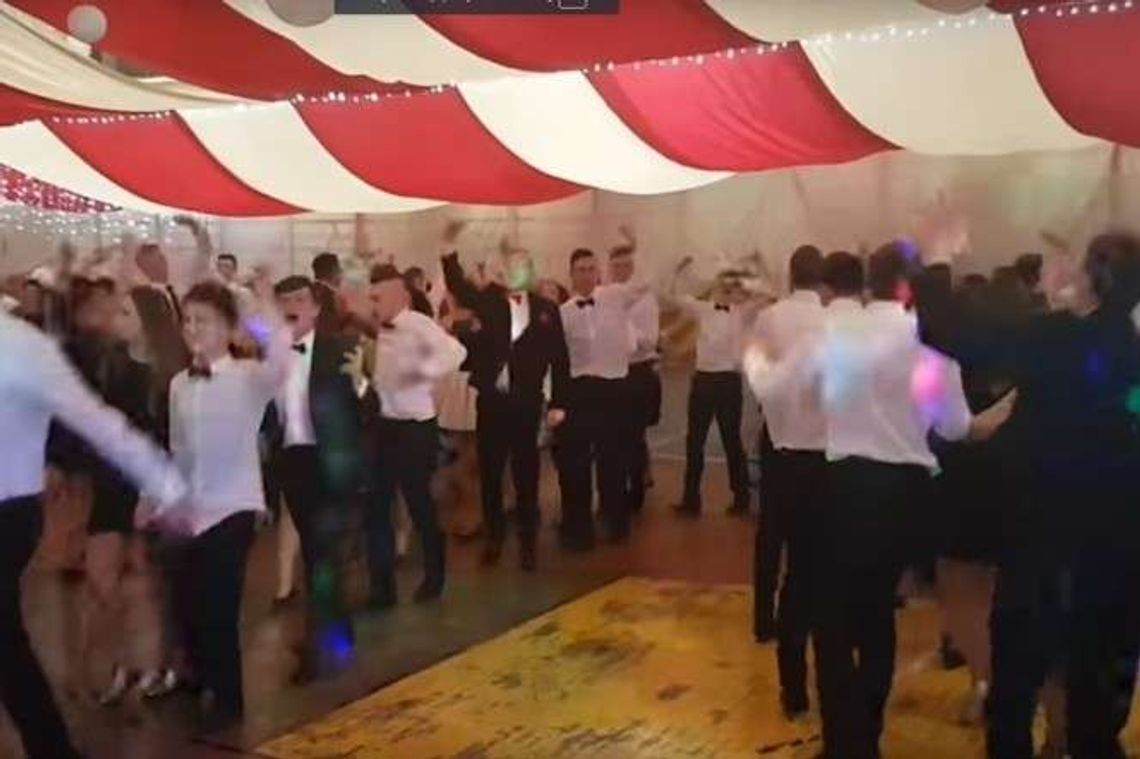 Takiego poloneza jeszcze nie widzieliście. Studniówka w Pszczelej Woli (wideo)