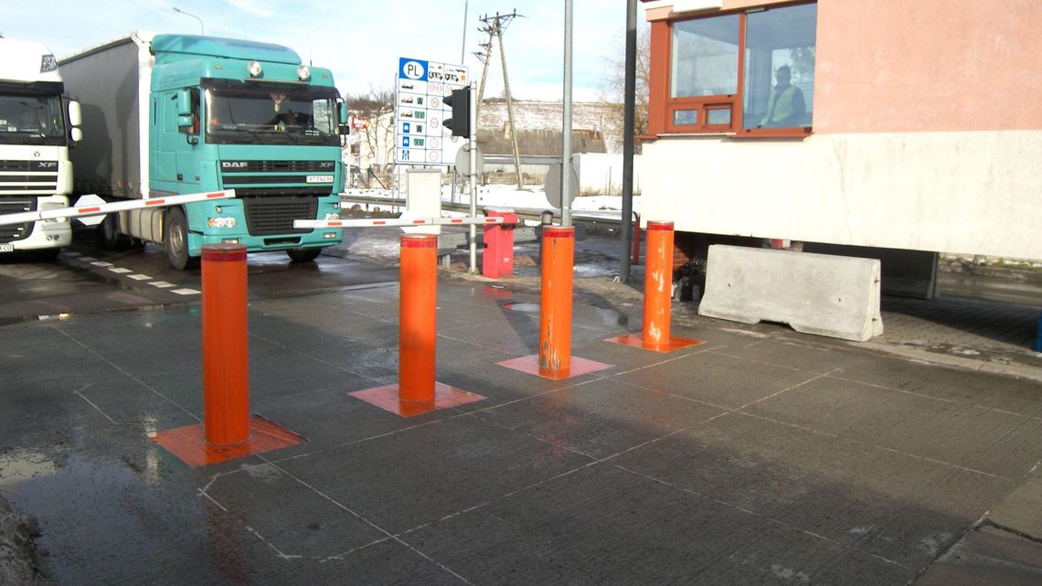 Takiej blokady na przejściu granicznym nie pokona nawet rozpędzona ciężarówka Takiej blokady na przejściu granicznym nie pokona nawet rozpędzona ciężarówka