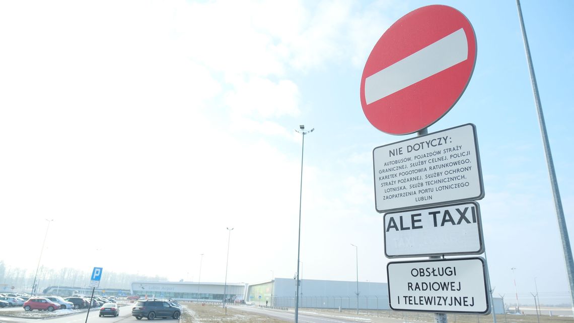 Taksówkarz uniewinniony. Udowodnił, że oznakowanie przy drogach lotniskowych ustawiono bezprawnie