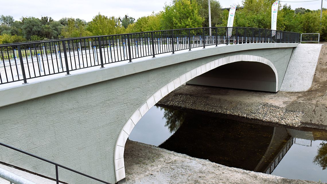 Tam gdzie dawniej skrzypiały deski, dziś błyszczy beton. Włodawa otworzyła nowy most