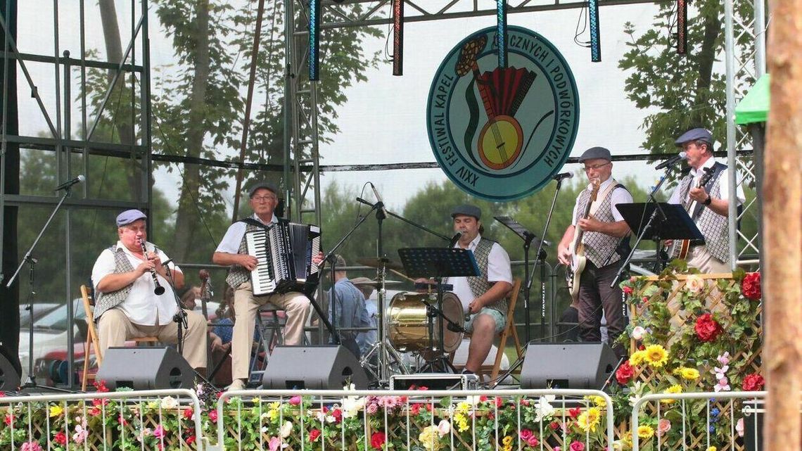 Tańce na świeżym powietrzu. XXIV Festiwal Kapel Ulicznych i Podwórkowych Łęczna 2021 [zdjęcia]