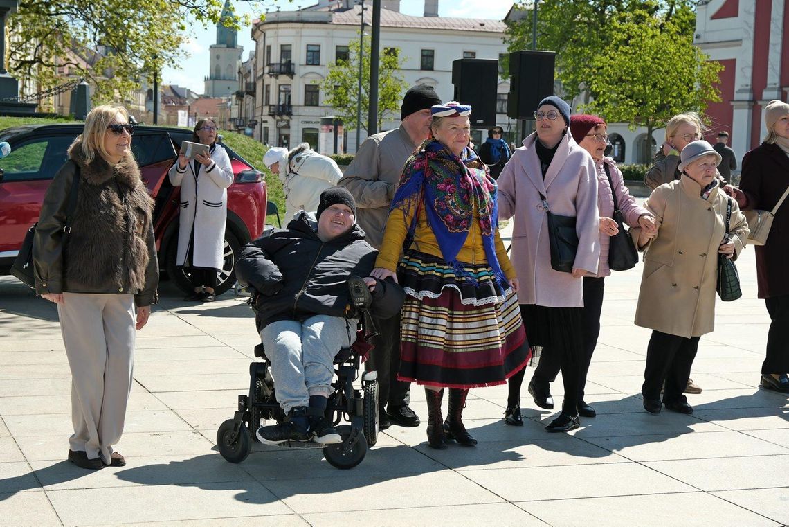 Tańcem połączyli pokolenia. Wyjątkowa potańcówka na Placu Litewskim w Lublinie