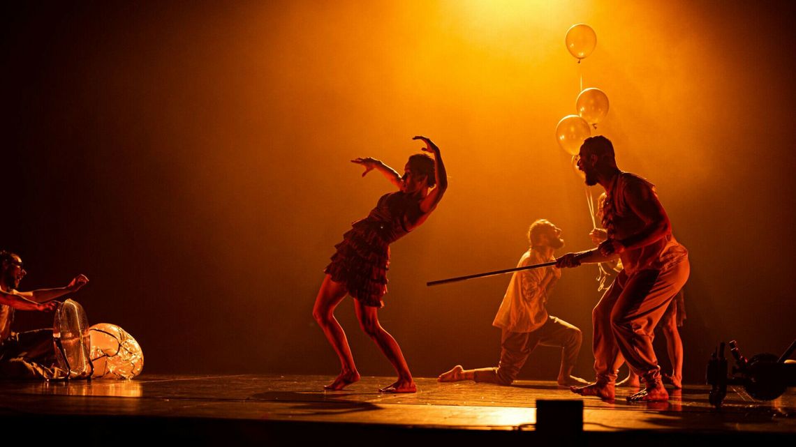 Taneczny spektakl "Do łez" na scenie Centrum Kultury Taneczny spektakl "Do łez" na scenie Centrum Kultury