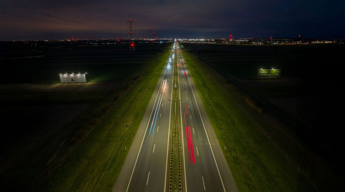 Konstrukcje reklamowe przy drodze nocą