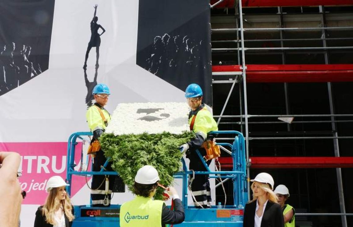 Tarasy Zamkowe już nie urosną, dziś zawieszono wiechę (zdjęcia, wideo)