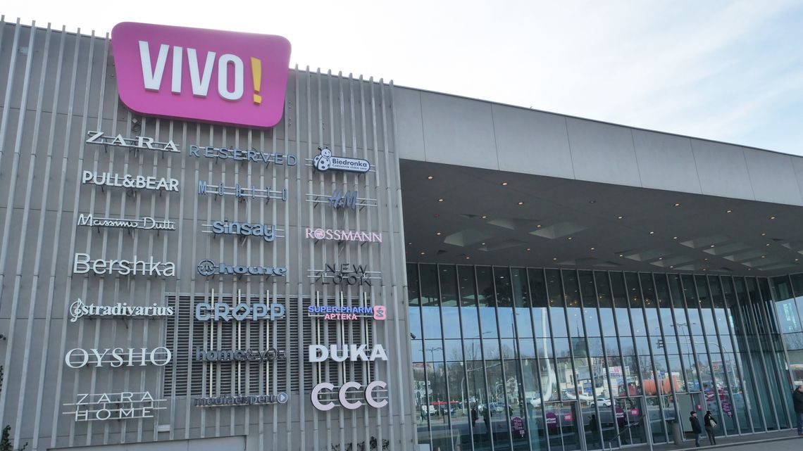 Tarasy Zamkowe w Lublinie to teraz Vivo! Projektant budynku o logo: "różowe paskudztwo". A internauci chcą powrotu starej nazwy