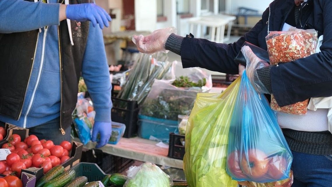 Targ w Puławach znowu działa. Co drugie stoisko ma być wolne Targ w Puławach znowu działa. Co drugie stoisko ma być wolne