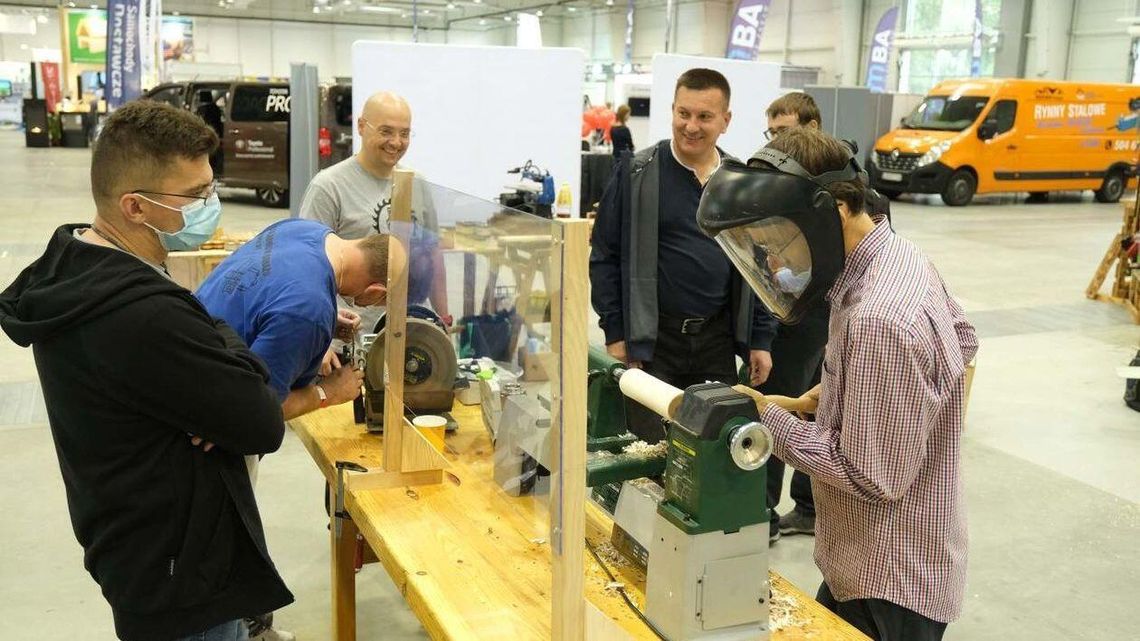 Targi Lubdom: Drewniane wióry zamiast styropianu, fotowoltaika zamiast prądu z sieci Targi Lubdom: Drewniane wióry zamiast styropianu, fotowoltaika zamiast prądu z sieci