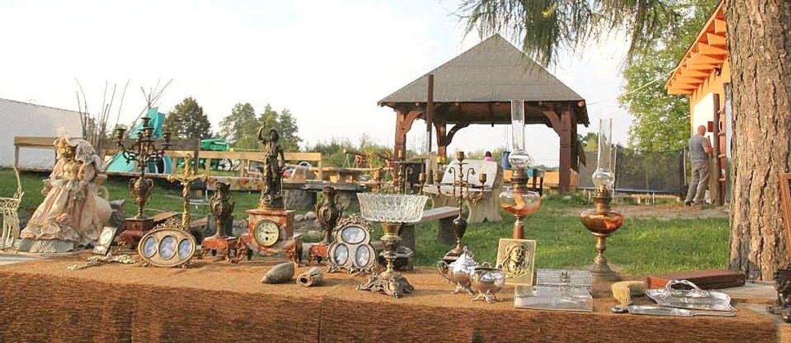 Targi staroci przy sklepie w Dąbrówce