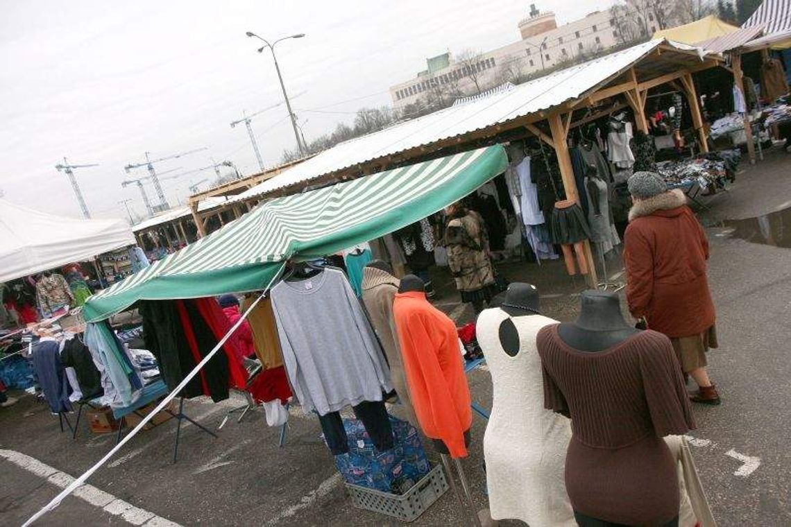 Targowisko przy ul. Ruskiej: Stragan jeden, a sprzedawców kilkunastu