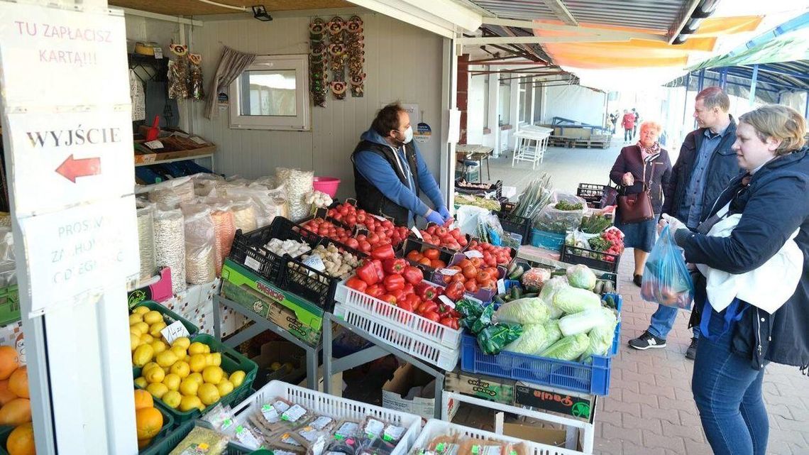 Targowisko w Świdniku znowu otwarte. "Cieszę się, że można znowu kupować na bazarze"