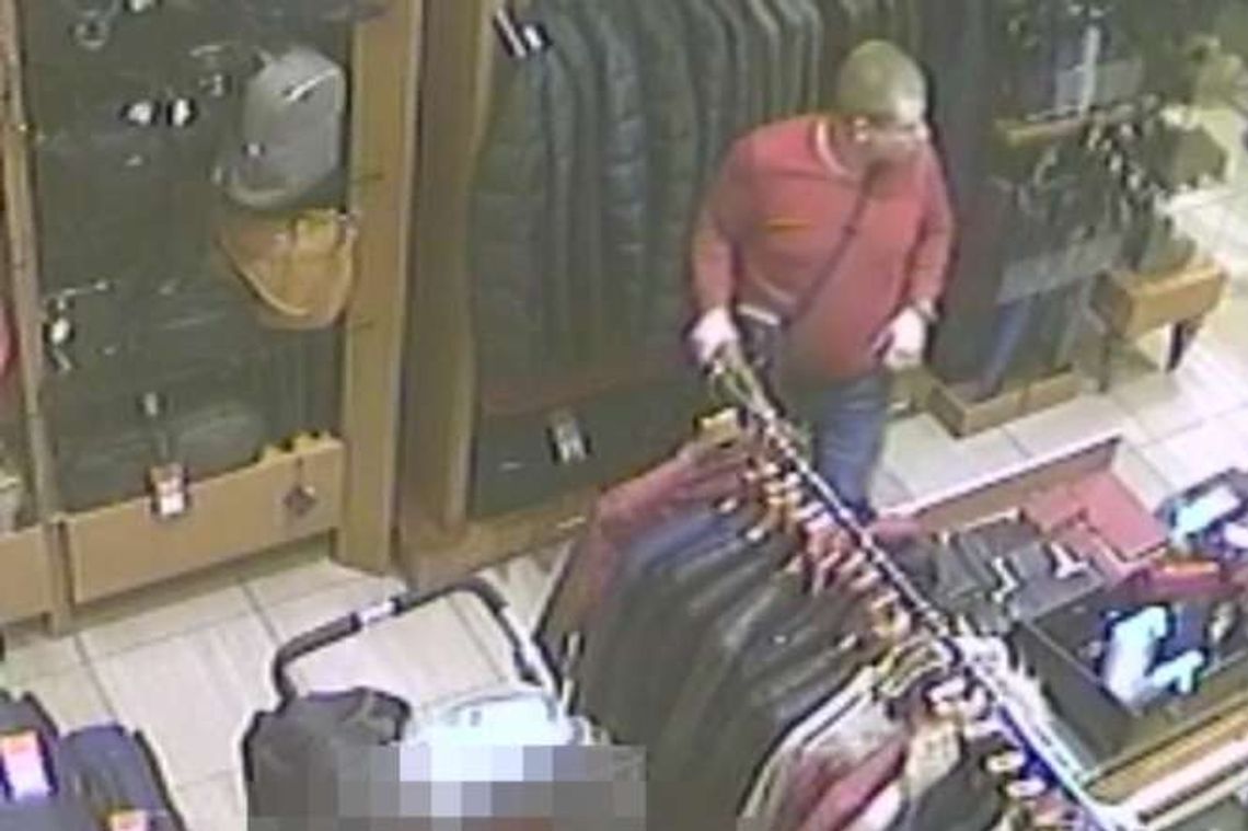 Tata złodziej w centrum handlowym. Zobacz jak ukradł kurtkę przy dziecku [wideo]
