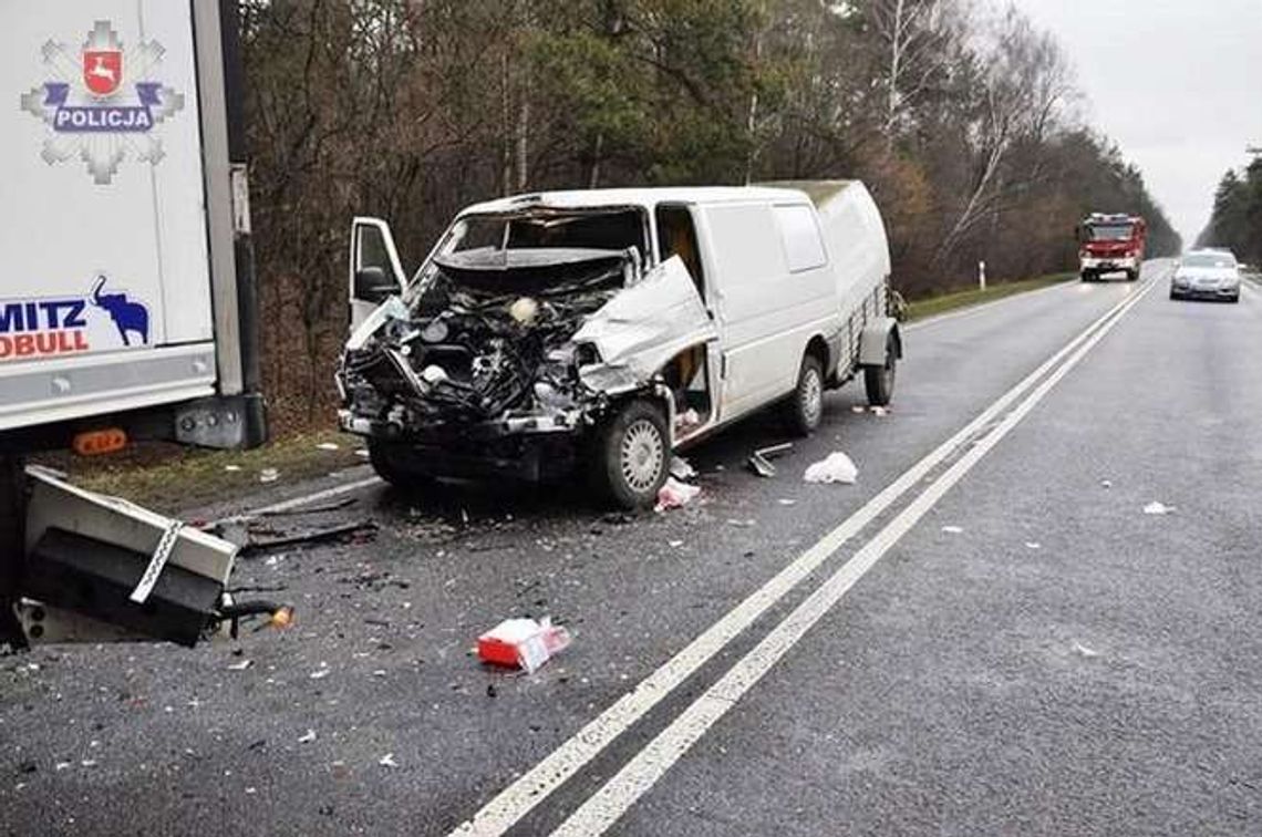 Tchórzew: Uderzyli w tył ciężarówki. Dwie osoby w szpitalu