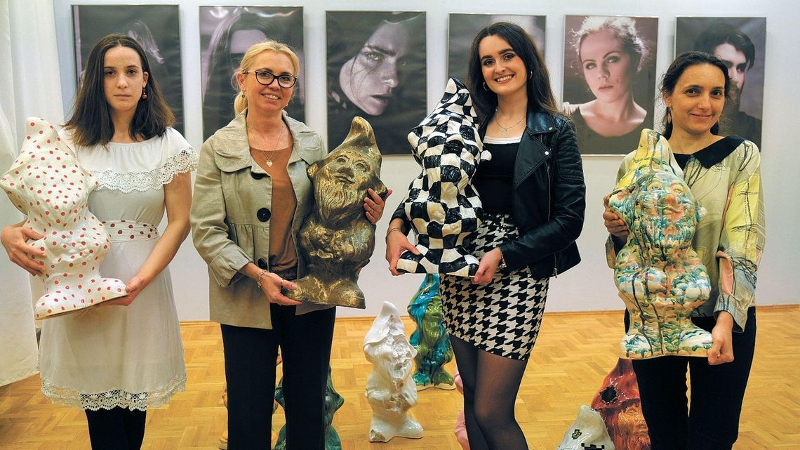 Te figurki powszechnie kojarzone są z bezguściem. Niecodzienna wystawa w Lublinie