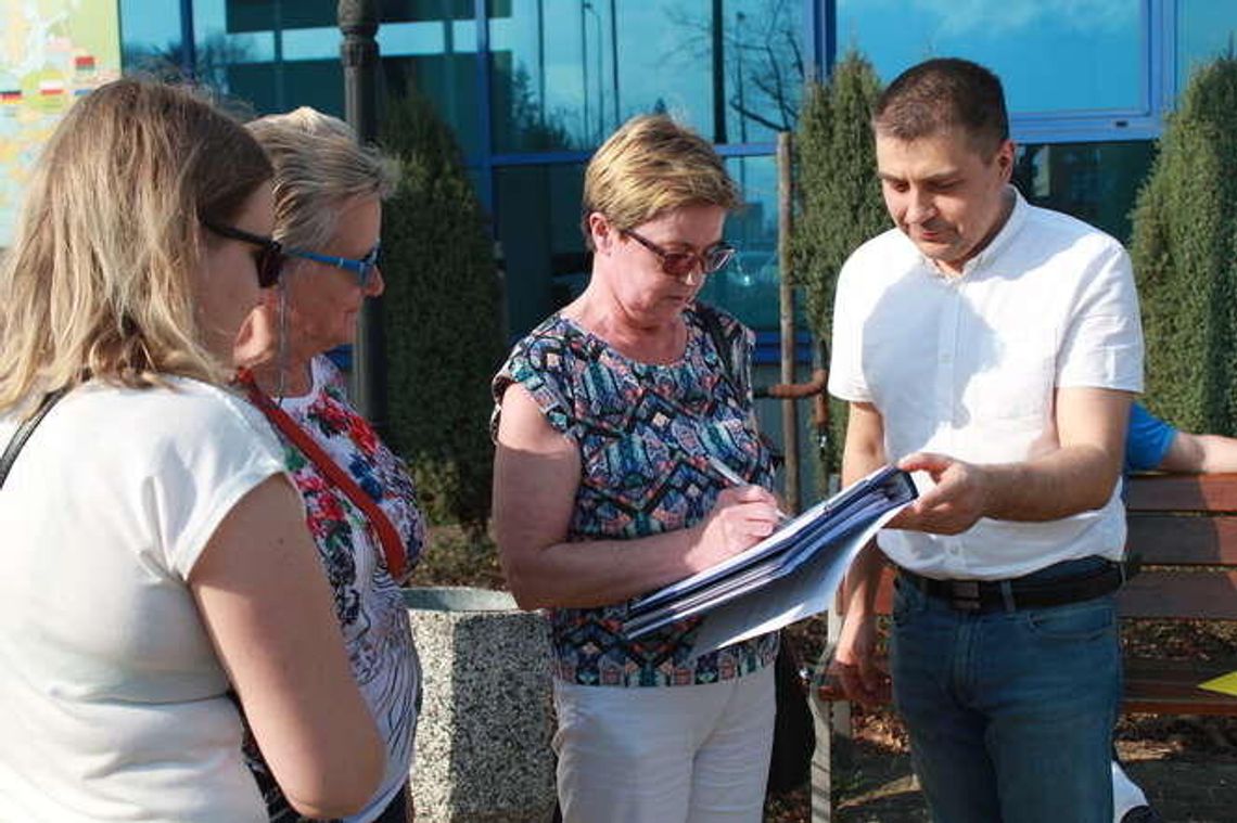 "Te okręgi dopasowali sobie pod siebie". 40 osób poparło skargę na zmiany przed wyborami "Te okręgi dopasowali sobie pod siebie". 40 osób poparło skargę na zmiany przed wyborami