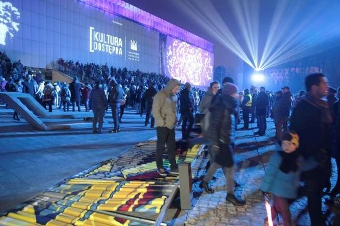 Teatr już nie w budowie. Runął płot przed CSK w Lublinie, show na placu Teatralnym (wideo, zdjęcia)