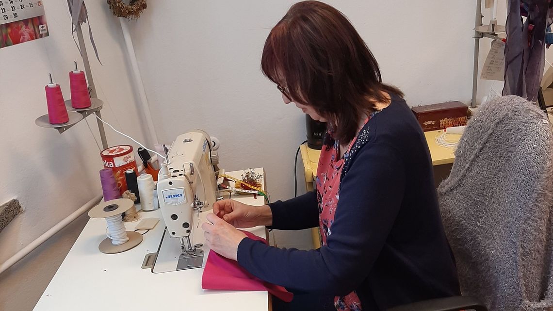 Teatr Muzyczny w Lublinie nie gra, ale krawcowe pracują. Szyją maseczki dla policjantów