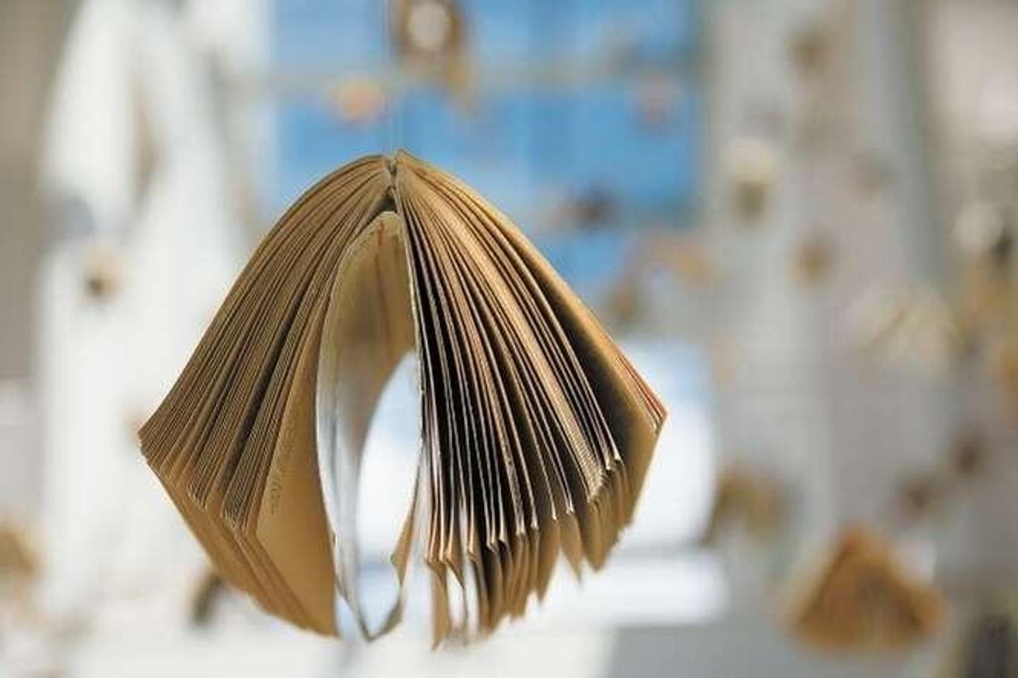 Teatr Osterwy przyjmie każdą ilość książek. Zbuduje z nich scenografię