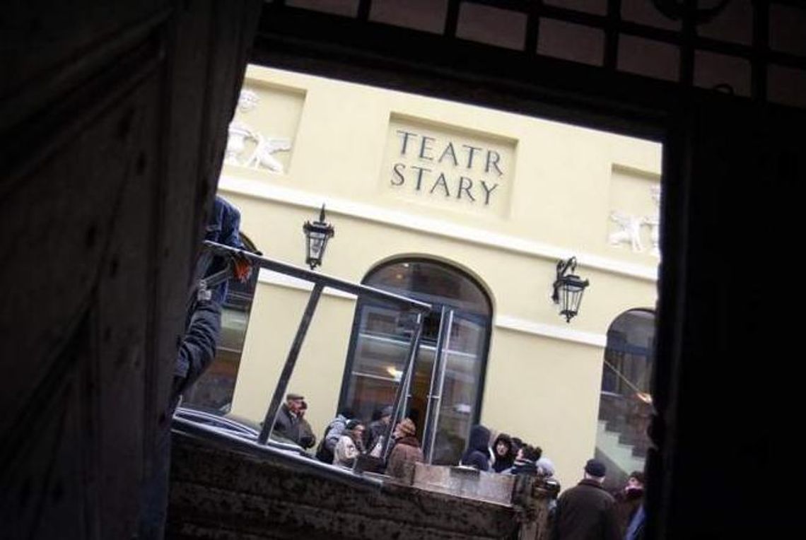 Teatr Stary oblężony: Kolejka po darmowe wejściówki Teatr Stary oblężony: Kolejka po darmowe wejściówki
