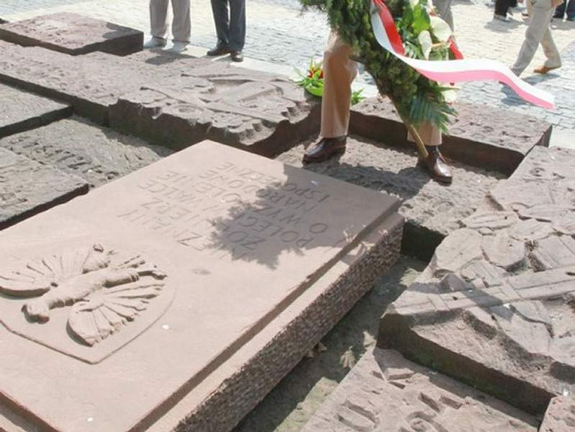 Teatr w Budowie. Urny z pomnika trafią na plac Litewski Teatr w Budowie. Urny z pomnika trafią na plac Litewski