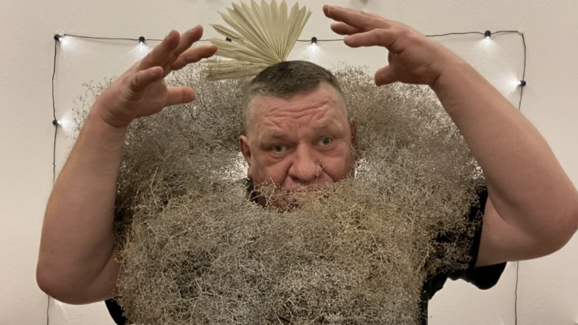 Teatr Witrynowy: "Brzydkie robaczątko" online