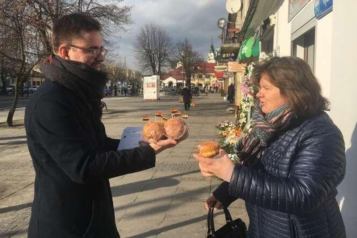 Tęczowe pączki w Lubartowie. To reakcja na wystawę "Stop dewiacji" Tęczowe pączki w Lubartowie. To reakcja na wystawę "Stop dewiacji"